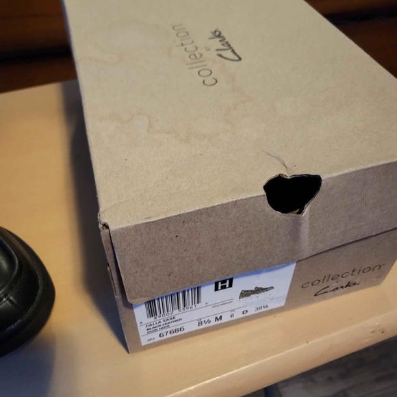 Clarks Women's Elegant Black Loafers (work shoe) - Picture 2 of 2